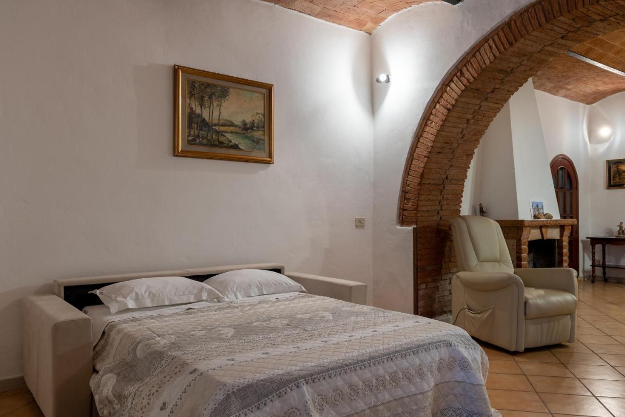 Enchanting Flat With Patio In Abbadia A Isola Монтериджони Екстериор снимка